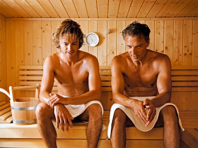 Homens visitam a sauna para tratar prostatite
